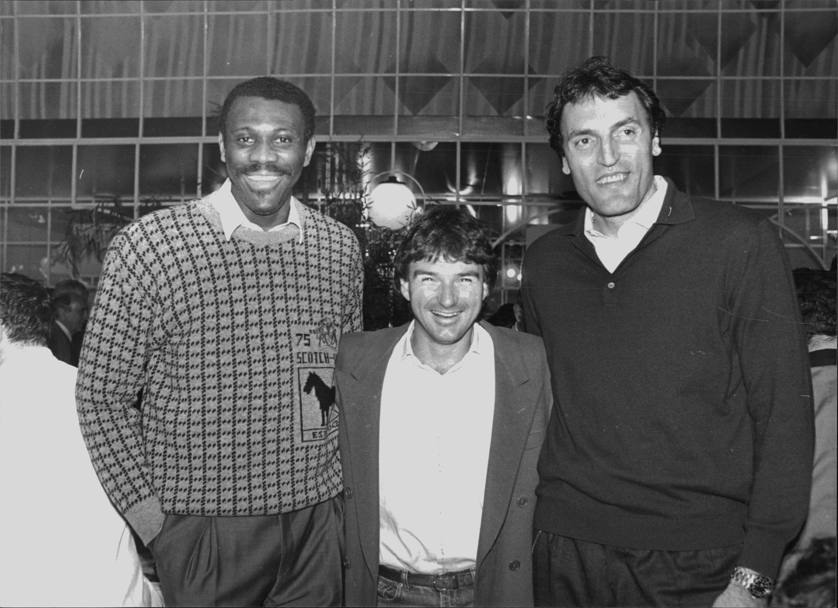 Jimmy Connors tra Dino Meneghin e Bob McAdoo, stelle del basket italiano, in una foto del 1990 